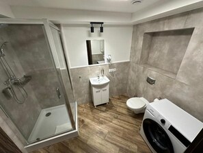 Shower, rainfall showerhead, hair dryer, towels - Nysa River Apartments (Zgorzelec)
