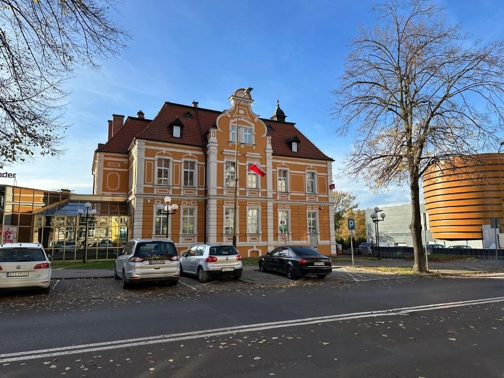 Il s’agit d’un bâtiment historique au style architectural classique, caractérisé par une entrée centrale et une façade symétrique.