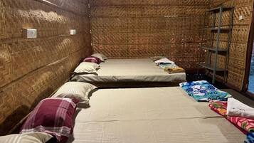 Familien-Doppelzimmer, Balkon, Gartenblick | Laptopgeeigneter Arbeitsplatz