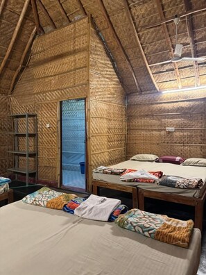 Familien-Doppelzimmer, Balkon, Gartenblick | Laptopgeeigneter Arbeitsplatz