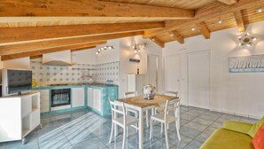 A spacious kitchen with a dining area, wooden ceiling beams, and a tiled floor. - 2 bedroom stunning apartment in Agropoli (Agropoli)