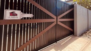 A gated entrance with a sign for L.E. Subeldia Construction. - Casa Karina (Lucena)