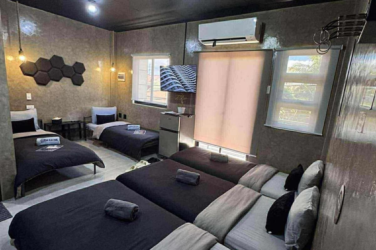 40-inch Smart TV with digital channels, Netflix, streaming services