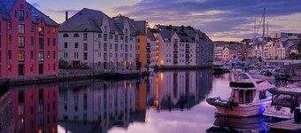 Ålesund center modern apartment with terrace and stunning ocean & Mountain view!