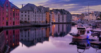 Ålesund center modern apartment with terrace and stunning ocean & Mountain view!