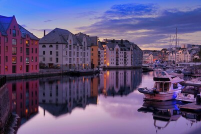 Ålesund center modern apartment with terrace and stunning ocean & Mountain view!