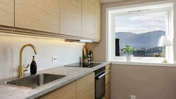 Kjøleskap, ovn, kokeplater og oppvaskmaskin