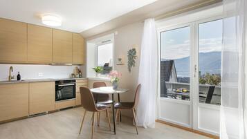 Kjøleskap, ovn, kokeplater og oppvaskmaskin