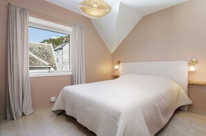 1 多间卧室、办公桌、熨斗/熨衣板、旅行婴儿床