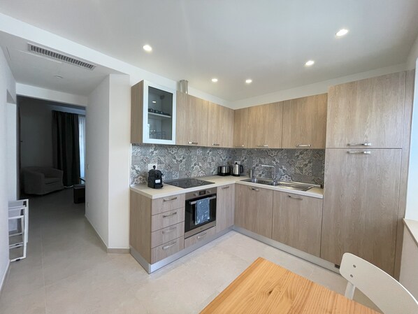 Jääkaappi, uuni, liesi, astianpesukone