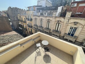 Outdoor dining - Elegant City Center House with Terrace Views of Taormina's Corso Umberto (Taormina)