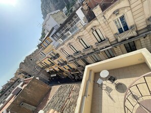 Outdoor dining - Elegant City Center House with Terrace Views of Taormina's Corso Umberto (Taormina)
