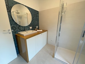 Dusche, Haartrockner, Bidet, Handtücher