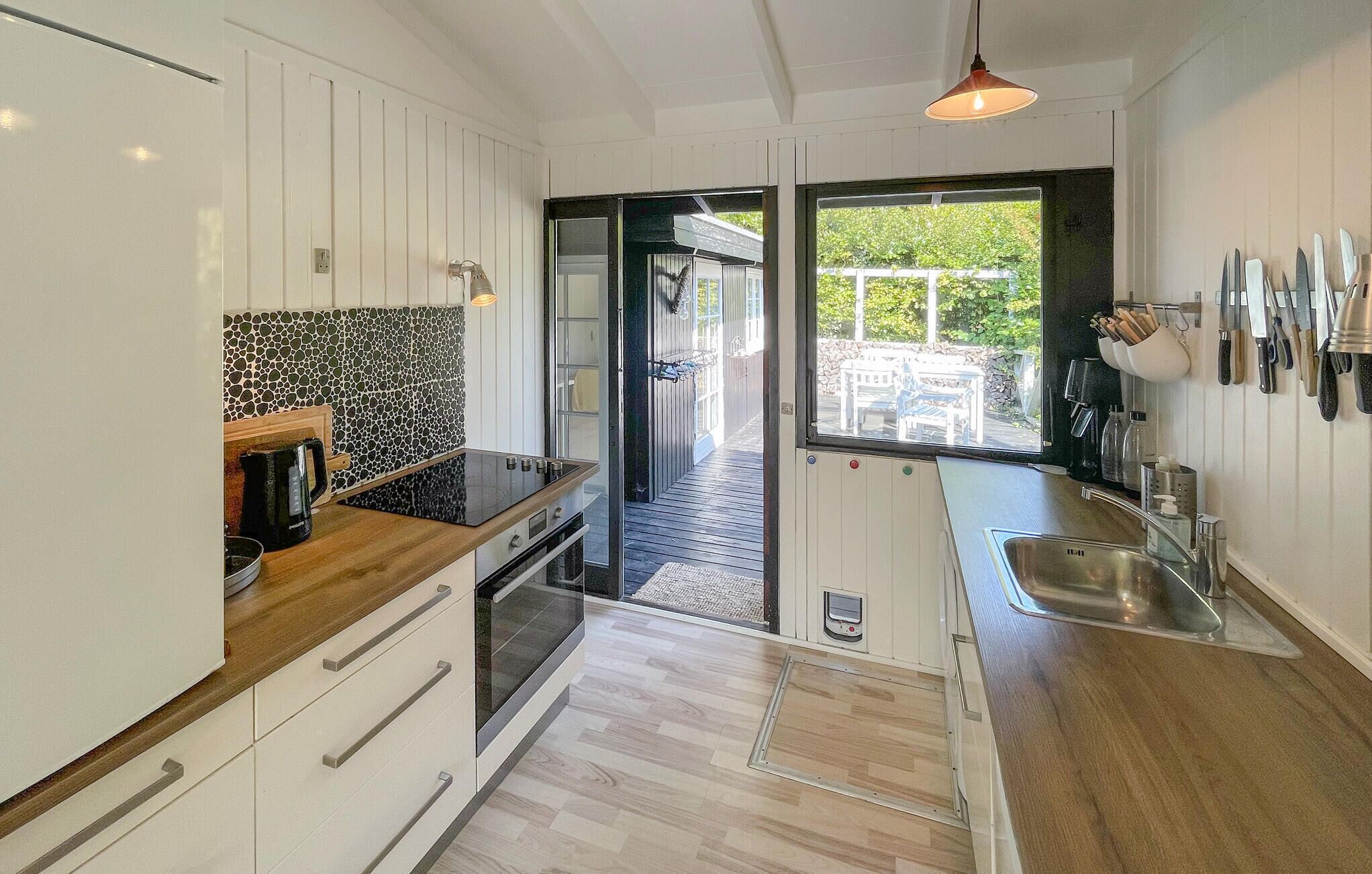 Refrigerador, parrilla de estufa, lavavajillas y cafetera y tetera 