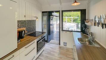 Fridge, stovetop, dishwasher, coffee/tea maker