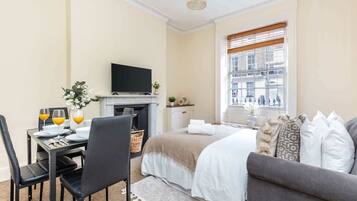 1 habitación, escritorio, tabla de planchar con plancha y cuna de viaje