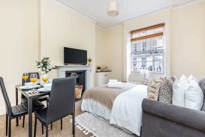 1 bedroom, desk, iron/ironing board, travel crib - Prime 1BR Steps from Regents Park & London Zoo (London)