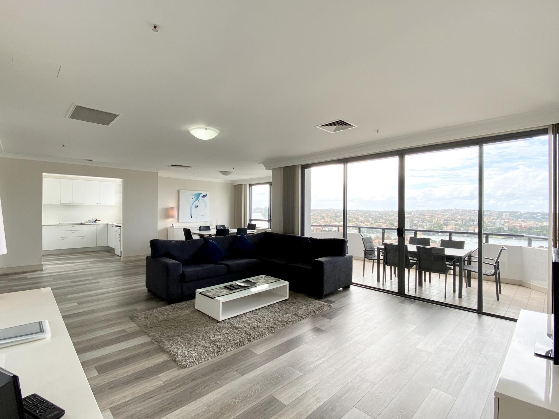 Smart-TV, Kamin, DVD-Player, Bücher