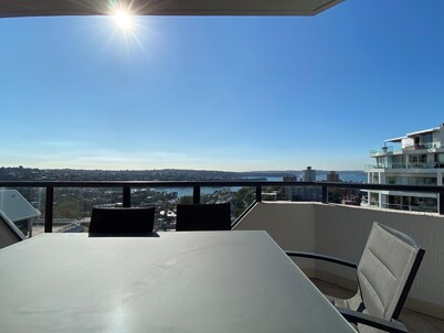 Spacious 3-Bedroom Apartment with Water View, 900m Stroll to Harbour Bridge