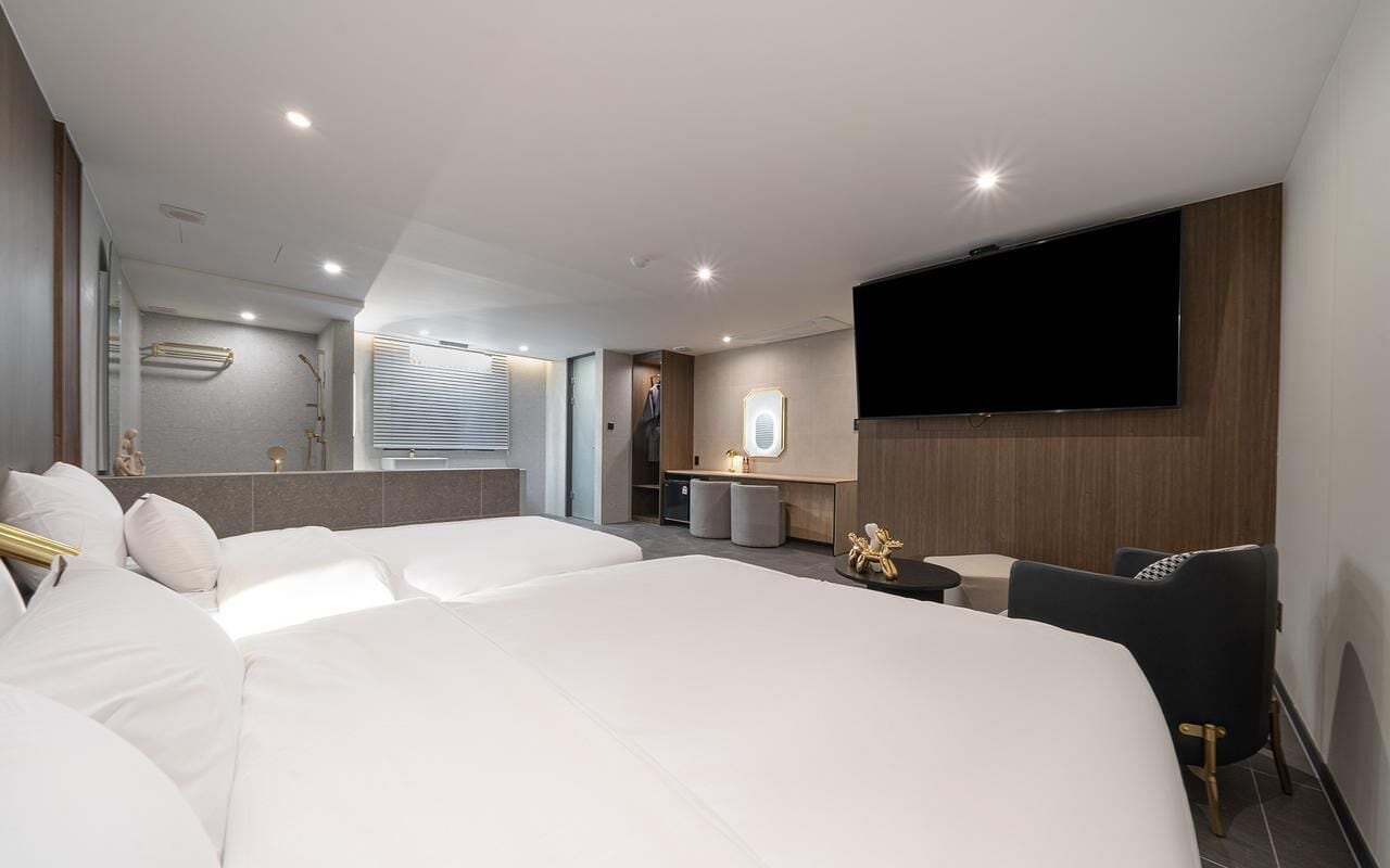 غرفة جونيور لفردين | أغطية فراش متميزة وأسرّة بإسفنج يتكيف مع شكل الجسم