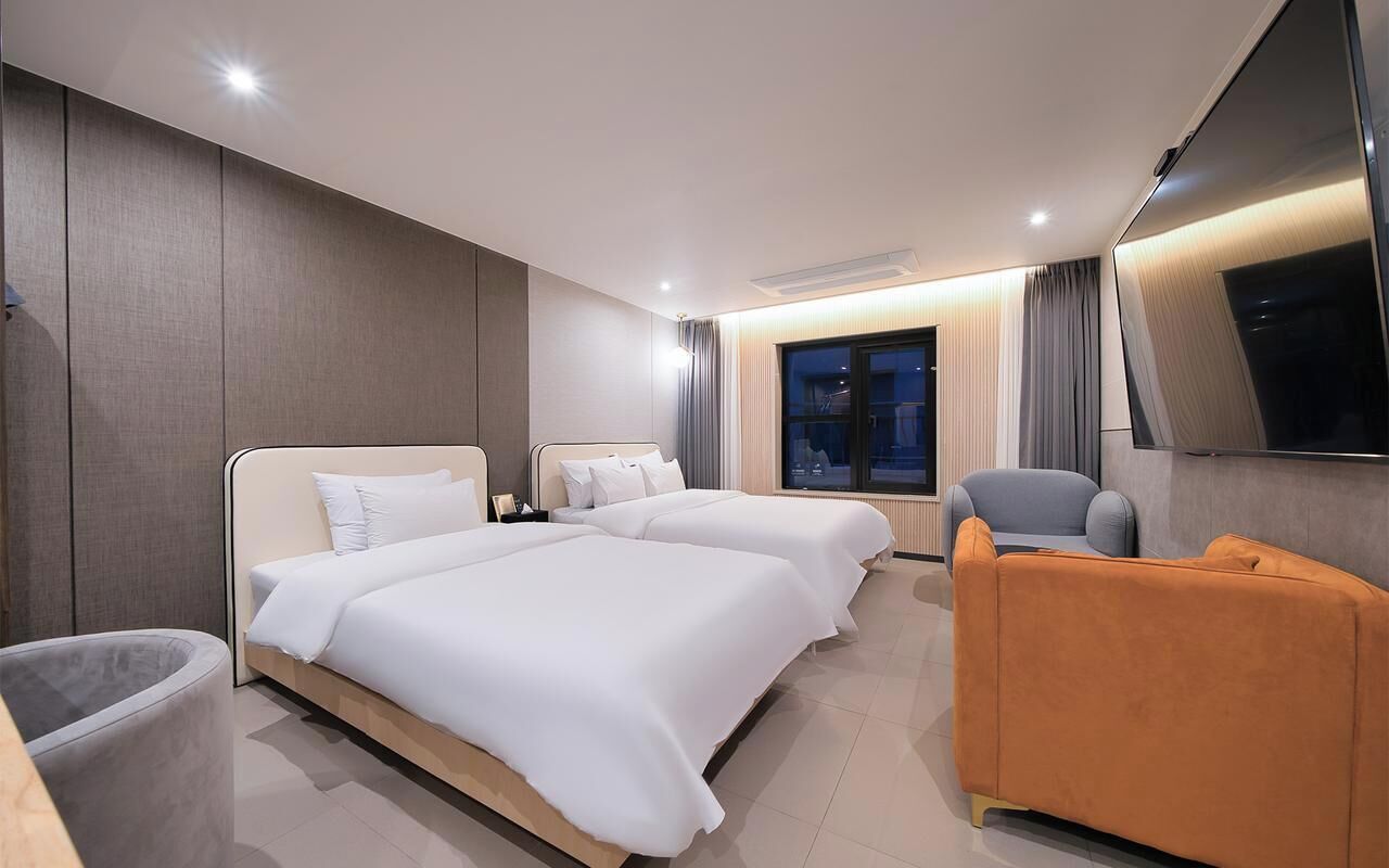 Premium Twin Room | Premium bedding, memory foam beds, individually decorated, desk