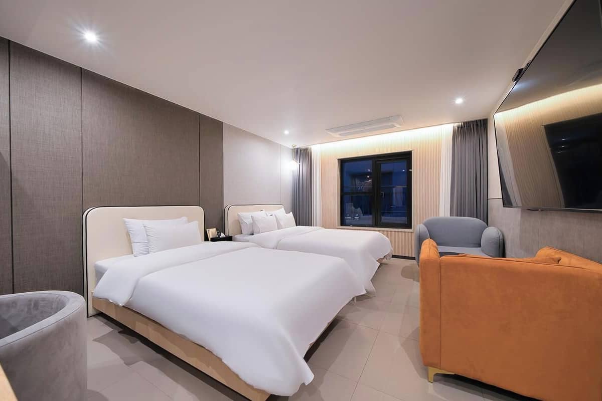 Premium Twin Room | Premium bedding, memory foam beds, individually decorated, desk