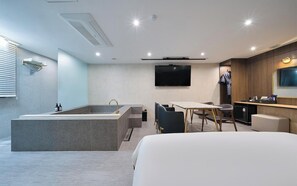 أغطية فراش م تميزة وأسرّة بإسفنج يتكيف مع شكل الجسم