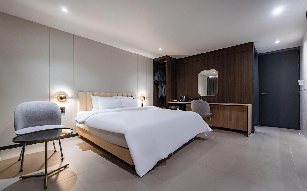 Business Double Room | Premium bedding, memory foam beds, individually decorated, desk