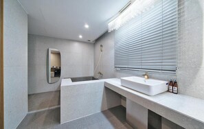 Junior Twin Room | Bathroom