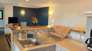 Réfrigérateur, micro-ondes, four, plaque de cuisson