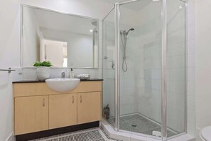 Shower, hair dryer, shampoo - Noosa Heads Hideaway with Pool & Alfresco Living (Noosa Heads)
