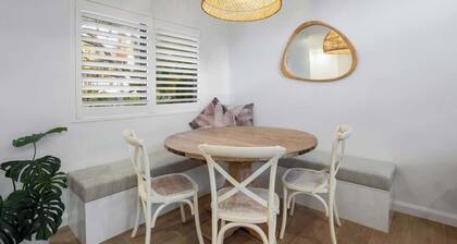 Deluxe Noosa Home - Pool, walk to River & Beach