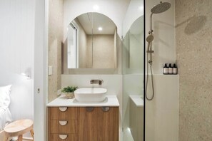 Shower, hair dryer, shampoo - Deluxe Noosa Home - Pool, walk to River & Beach (Noosa Heads)