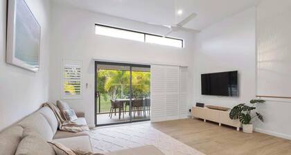 Deluxe Noosa Home - Pool, walk to River & Beach