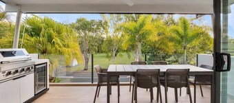 Deluxe Noosa Home - Pool, walk to River & Beach
