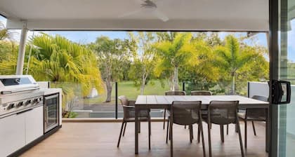 Deluxe Noosa Home - Pool, walk to River & Beach