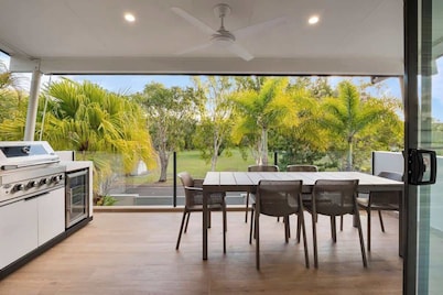 Deluxe Noosa Home - Pool, walk to River & Beach
