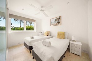 2 bedrooms, iron/ironing board, WiFi, bed sheets - Picture Perfect - Panoramic Views, Walk to Beach (Noosa Heads)