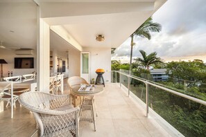 Outdoor dining - Picture Perfect - Panoramic Views, Walk to Beach (Noosa Heads)