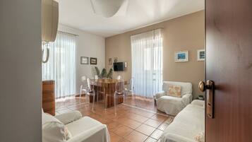 Apartamento, 2 quartos, sacada | Área de estar | TV 30 polegadas com canais via satélite