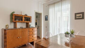 Apartamento, 2 quartos, sacada | Área de estar | TV 30 polegadas com canais via satélite
