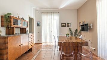 Apartamento, 2 quartos, sacada | Área de estar | TV 30 polegadas com canais via satélite