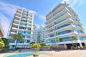 Apartment, 3 Bedrooms, Accessible, Smoking | Front of property
