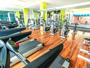 A gym with treadmills, weight machines, and exercise equipment. - Luxurious 3-bedroom Apartment With Shared Pool in Bolívar (Cartagena)