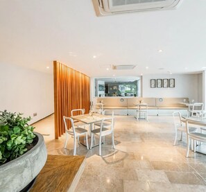 A modern interior with a dining area, kitchen, and seating space. - Luxurious 3-bedroom Apartment With Shared Pool in Bolívar (Cartagena)