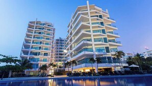 A modern hotel with multiple floors, balconies, and a pool area. - Luxury Apartment Cartagena Pool Near Beach (Cartagena)