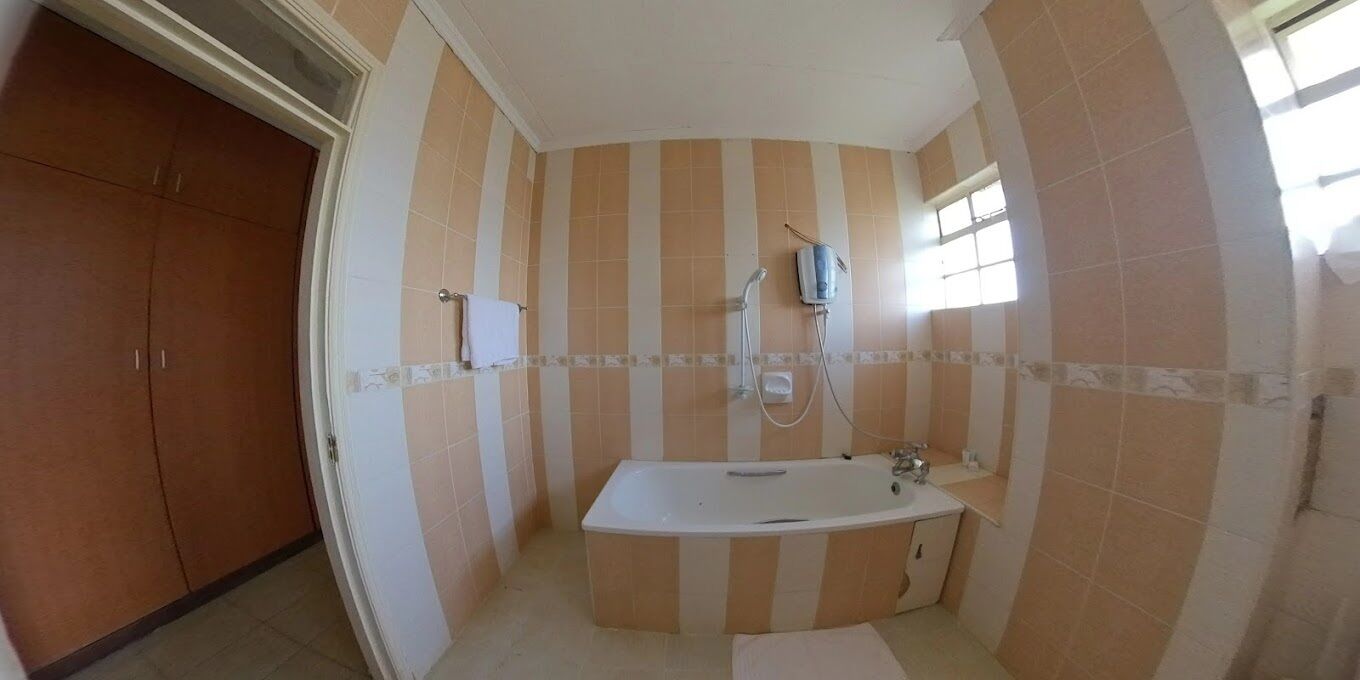 Deluxe tweepersoonskamer, uitzicht op stad | Badkamer | Een douche, pantoffels, handdoeken, zeep