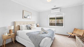4 bedrooms, iron/ironing board, WiFi, bed sheets