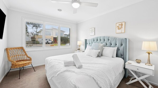 4 bedrooms, iron/ironing board, WiFi, bed sheets