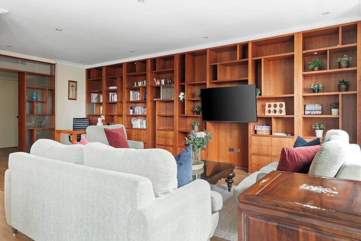 Apartment (4 Bedrooms) | Front of property